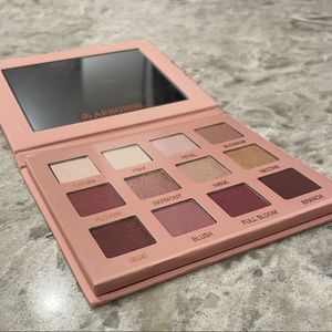 Eye shadow pallet